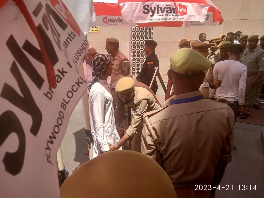 Alvida Juma Namaz offered in mosques, Police deployed with force near Gyanvapi Masjid