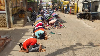 अलविदा की नमाज पढ़ते लोग।