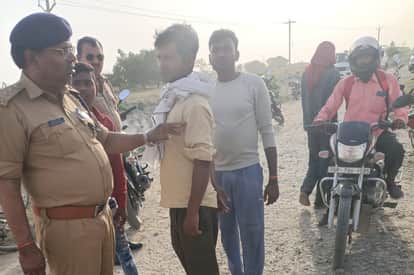 घटनास्थल पर लोगों से पूछताछ करते सीओ