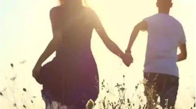 Preparations for marriage were going on in the house, the girl absconded with her lover with jewelry and cash
