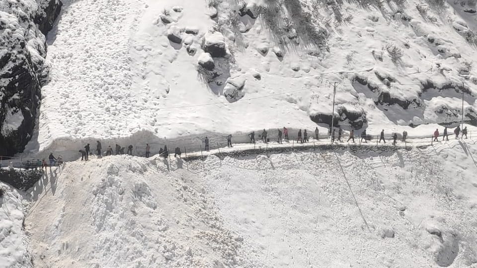 Kedarnath dham Snow Covered beautiful Visuals see before portals Open on 25th April