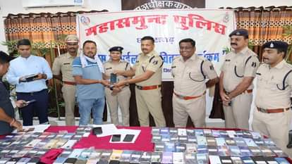 मोबाइल लौटाती पुलिस