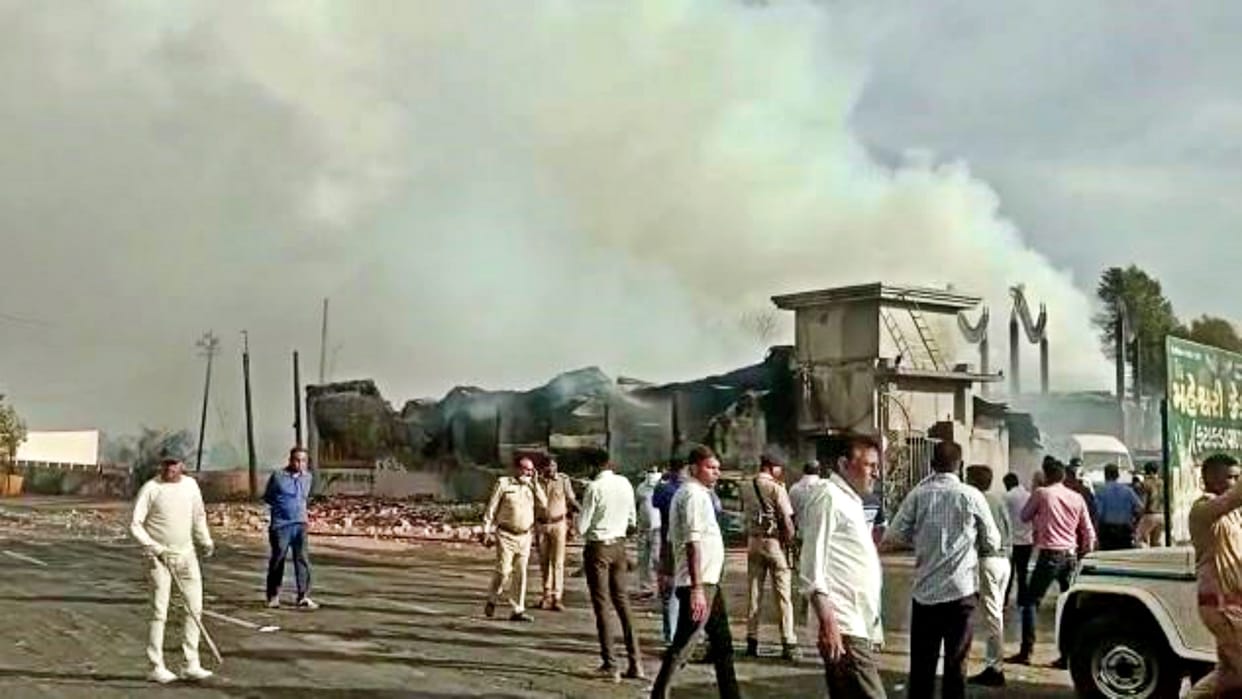 Fire broke out in the cracker godown of Modasa, Dungarpur, four youths died due to burning