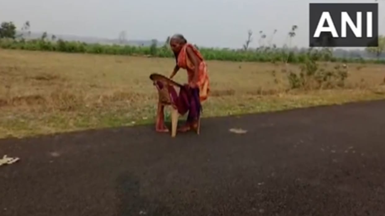 70 years old woman go to withdraw pension from sbi bank with the help of chair in Odisha news in hindi