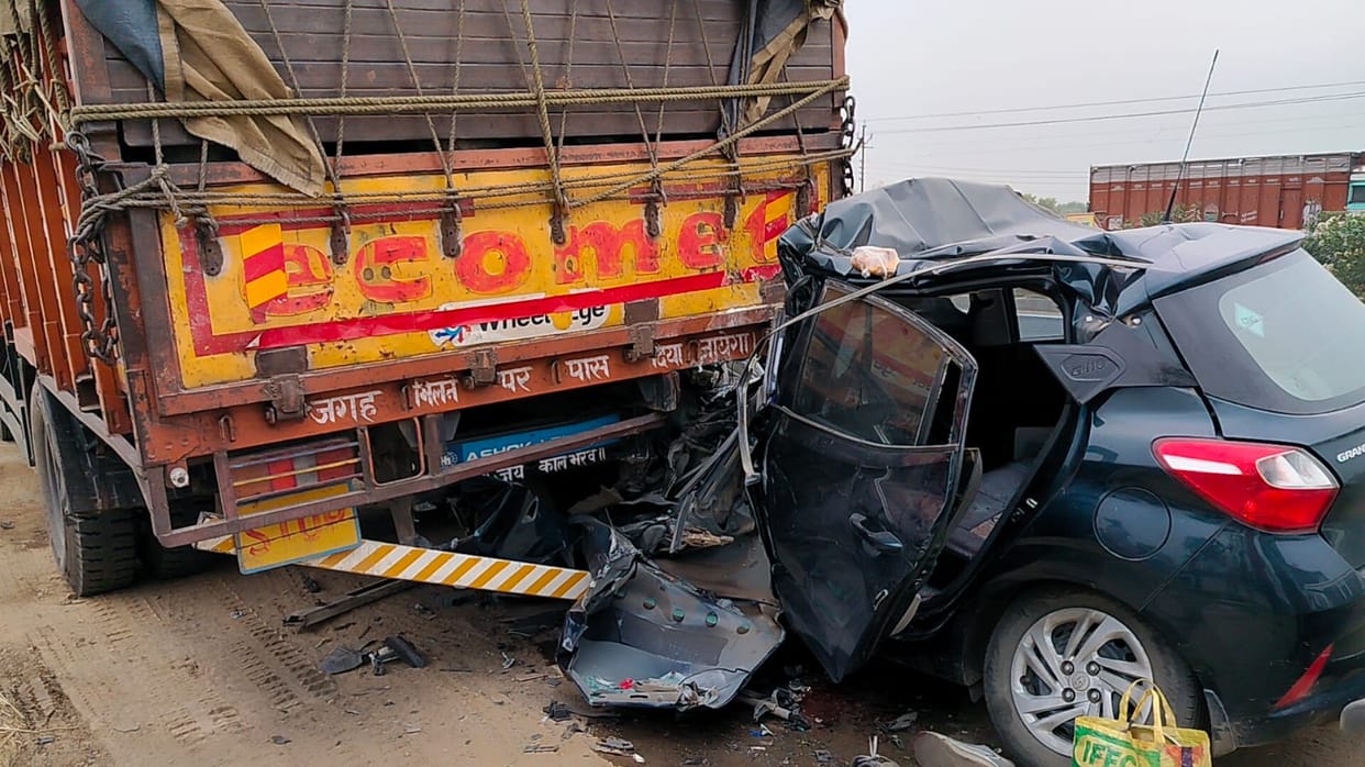 Road accident in Chandauli: Car collided with a truck, painful death of three including a child on the spot, M