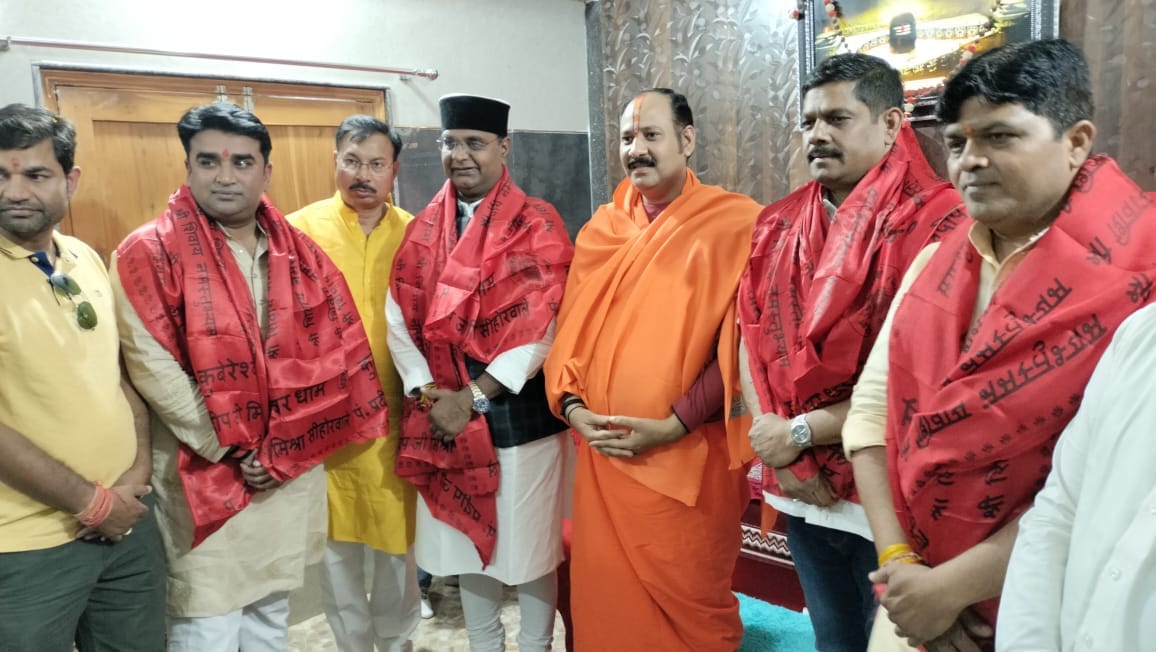 Sehore: Minister Vishwas Sarang took the blessings of Pandit Mishra after reaching Kubershwardham