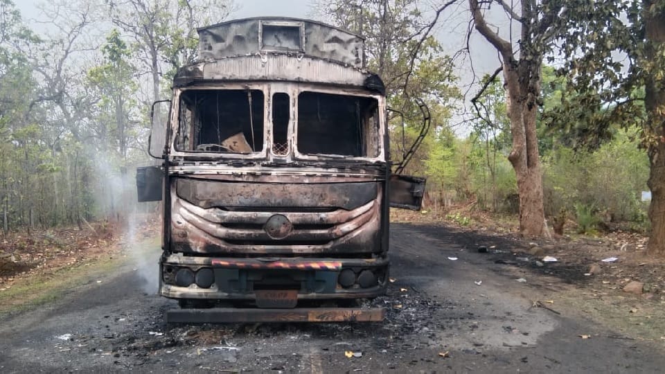 Naxalites set fire to truck in Narayanpur