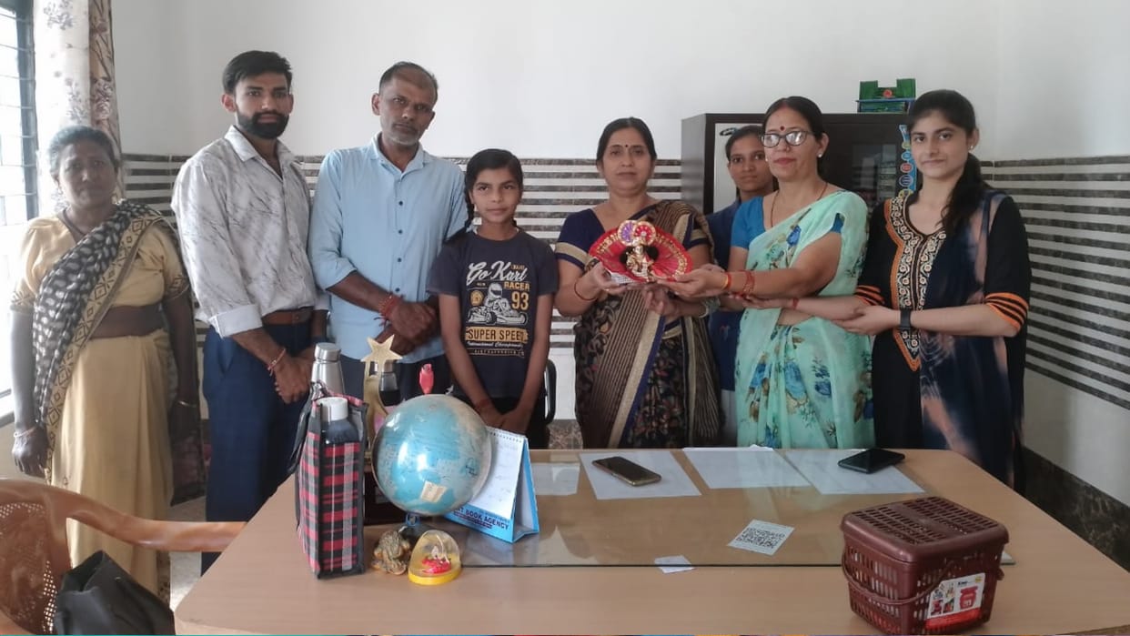 Bijnor: Laddu Gopal is enrolled in school and children are very excited