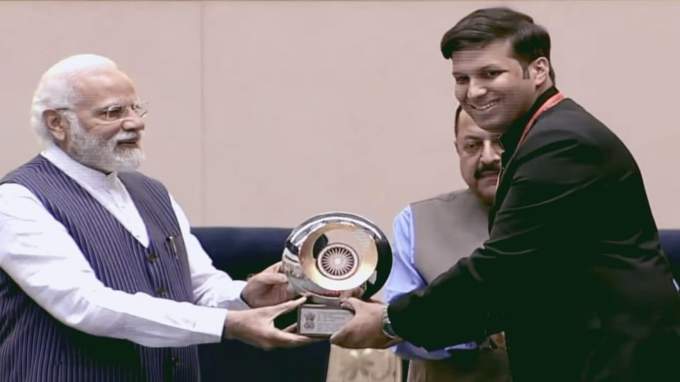 Civil Services Day: DM of Rampur received honor from the Prime Minister