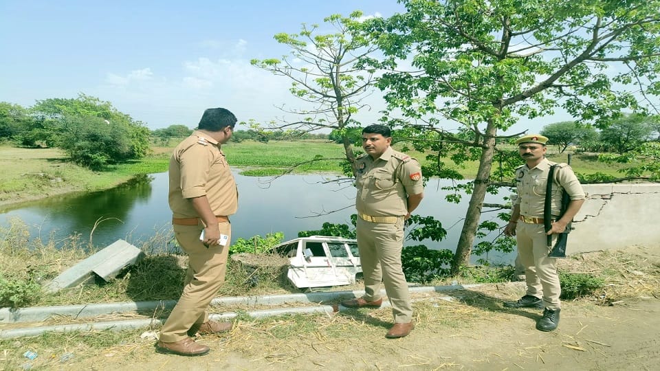 Bolero car bridge railing broke and fell on roadside stones in Lakhimpur Kher