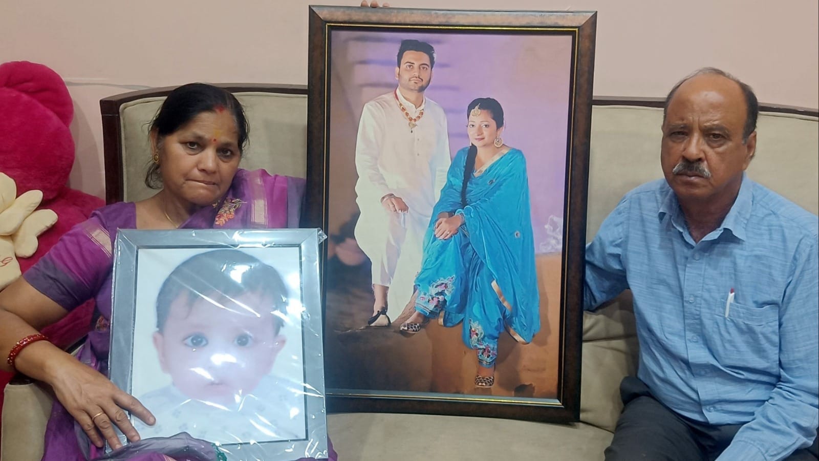 सूडान में फंसे दंपती परिवार की फोटोज के साथ।