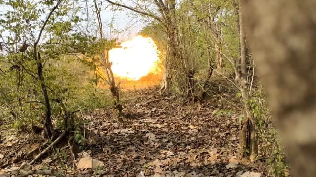 Pressure cooker IED bomb found during search operation and defused in Narayanpur News In Hindi