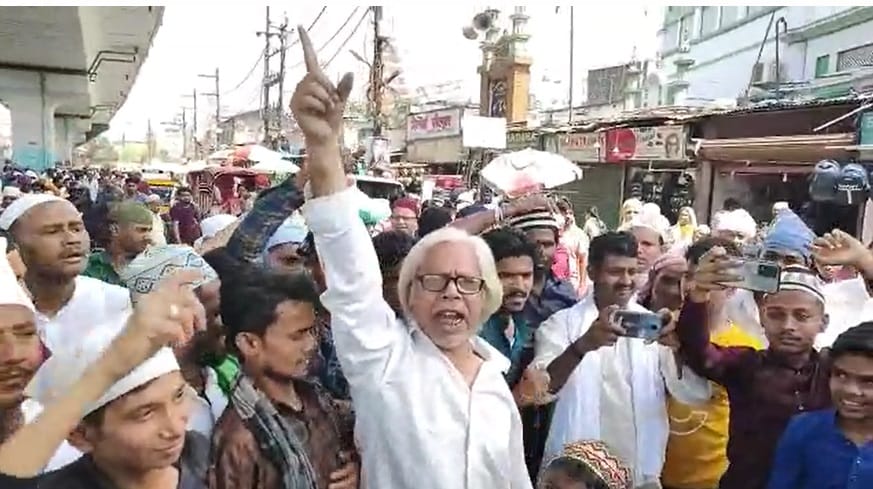 slogan in favour of atiq ahmed, asad ahmed on road near Patna junction, jumma alvida of eid 2023 against yogi
