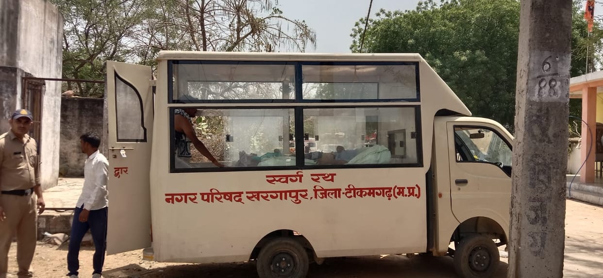 Allegations of theft on an innocent in Tikamgarh, his parents and sister cut off their lives from the train