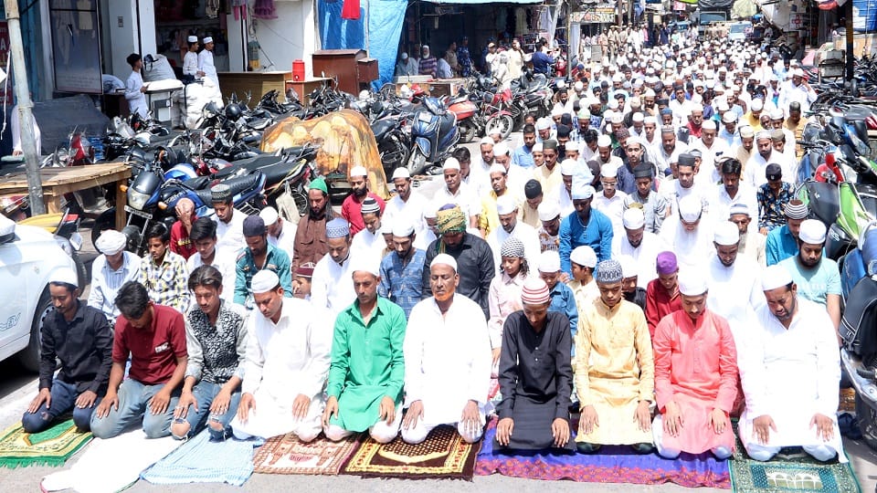 Namaz on the road despite prohibition in Aligarh