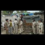 जांच करते पुलिसकर्मी