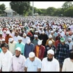 ईद पर नमाज अदा करते मुस्लिम समाज के लोग।