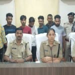 पुलिस गिरफ्त में आरोपी।