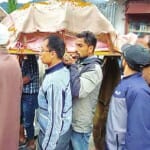 गांदरबल में कश्मीरी पंडित की अर्थी को कंधा देते मुस्लिम