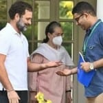 अपने आधिकारिक आवास की चाबी सौंपते राहुल गांधी।