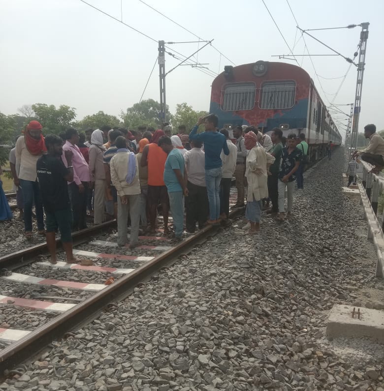 Train stopped for 22 minutes: Commotion of villagers on railway track in Jaunpur, know what is the whole matte