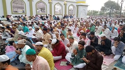 Eid-ul-Fitr prayers offered in Ujjain praying for peace, DM, SP and corporator also reached Idgah to congrats