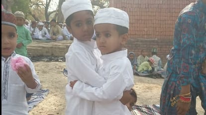 Eid Mubarak: वाराणसी में गले मिलकर दी गई मुबारकबाद, मस्जिदों में ईद की नमाज के चलते सुरक्षा के पुख्ता इंतजाम Eid Mubarak: Congratulations given by hugging in Varanasi, tight security arrangements due to Eid prayers in m