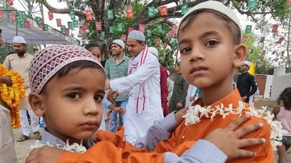 ईद मुबारक: एक दूसरे से गले मिलकर दी गई ईद की बधाई, नमाजियों ने मांगी अमन-चैन की दुआ Eid Mubarak: Eid greetings were given by hugging each other, Namazis prayed for peace
