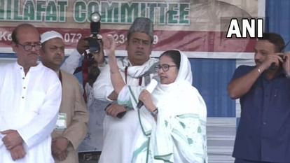 Mamata Banerjee:'मैं जान देने को तैयार लेकिन देश का बंटवारा नहीं होने दूंगी', ईद के मौके पर बोलीं ममता बनर्जी mamata banerjee in eid namaz in kolkata said bjp gaddar party muslim votebank politics west bengal
