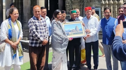 आस्था: मॉरीशस के प्रधानमंत्री की पत्नी ने बैजनाथ के शिव मंदिर में की पूजा Mauritius Prime Minister Pravind Kumar Jugnauth Wife Kobita Jugnauth Pays obeisance at Baijnath Shiv Temple