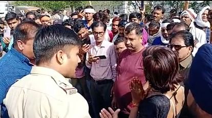 MP News: आपसी लड़ाई में किन्नर का अपहरण कर लिंग परिवर्तन करवाया, चक्काजाम के बाद FIR दर्ज Eunuch was abducted in a mutual fight and sex change was done, FIR registered after the blockade