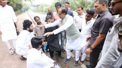 Shivraj Singh Chouhan: हादसे की वजह से रोका काफिला, शिवराज पुलिस वाहन से गए, घायलों को अस्पताल भिजवाया The convoy stopped due to the accident, Shivraj went in a police vehicle, the injured were sent to the hospita