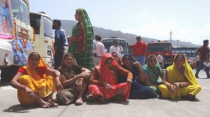 Chardham yatra: ऋषिकेश में सारी व्यवस्थाएं हुईं ध्वस्त, चार घंटे ठप रहा पंजीकरण, धूप में बैठे रहे तीर्थयात्री Chardham yatra: All arrangements collapsed in Rishikesh, registration stalled for four hours