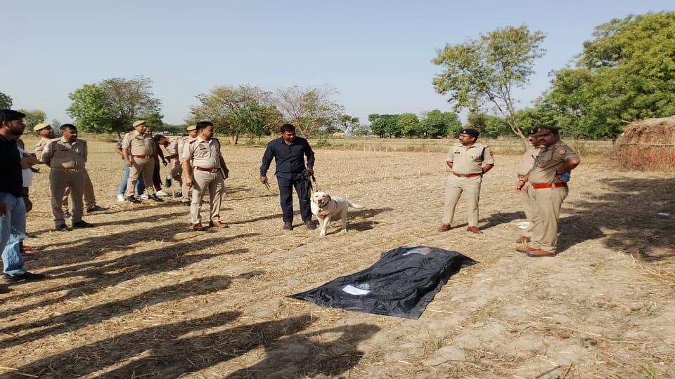 young man body was found lying in forest on roadside in Agra