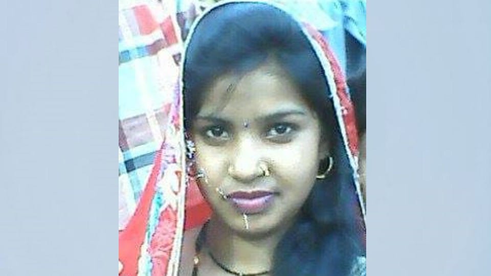 husband was shocked to see the dead body lying inside the wife room