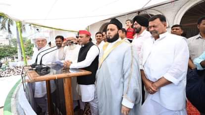 ईदगाह पर पहुंचे सपा अध्यक्ष अखिलेश यादव।