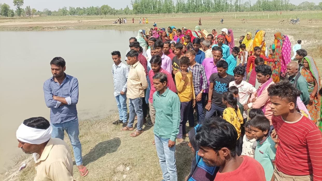 A farmer's dead body found in a pond in jarwal road in bahraich.