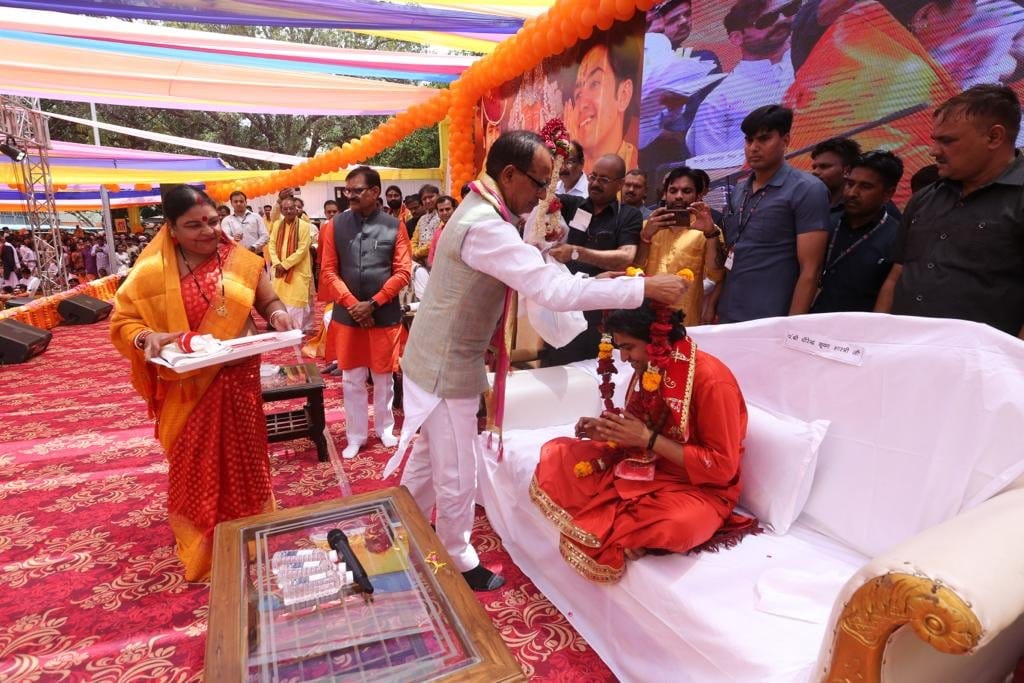 MP News: Pt. Dhirendra Shastri said - India will become a Hindu nation, Sanatani of the present need both arms