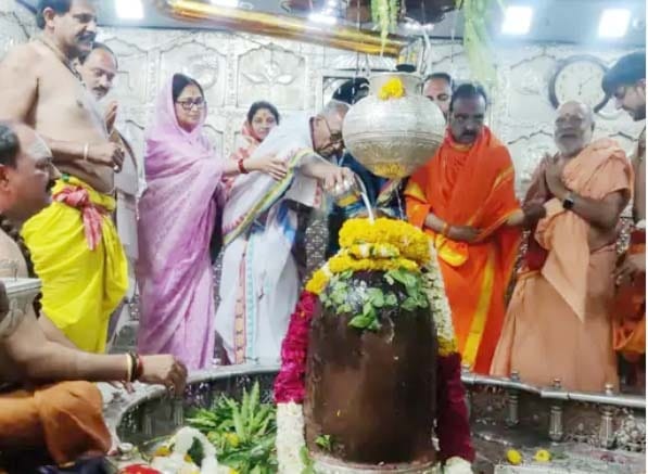 Ujjain News: Digvijaya Singh Reached Mahakal Temple Worshiped With His Wife See Photos