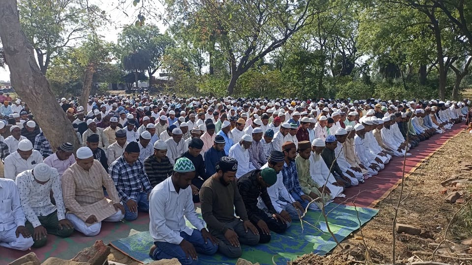 Eid Ul Fitr muslim community offers Eid Ki Namaz prayers for prosperity in Bareilly