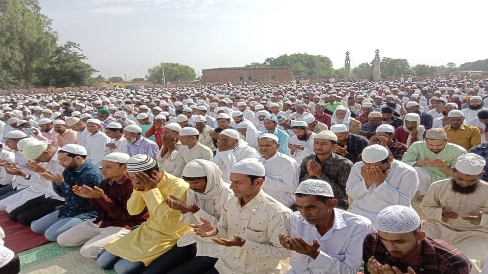 Eid Ul Fitr muslim community offers Eid Ki Namaz prayers for prosperity in Bareilly