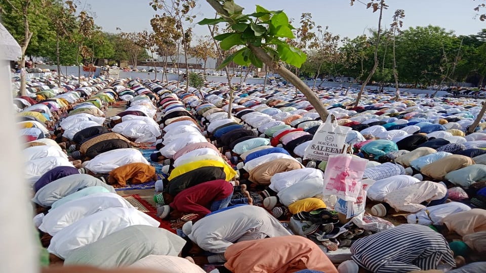 Eid Ul Fitr muslim community offers Eid Ki Namaz prayers for prosperity in Bareilly