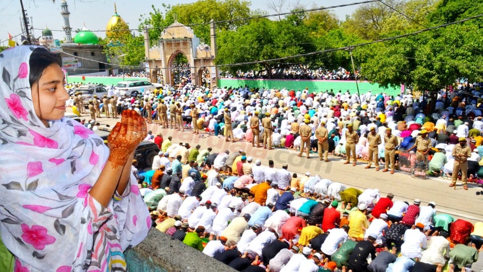 Eid Ul Fitr muslim community offers Eid Ki Namaz prayers for prosperity in Bareilly
