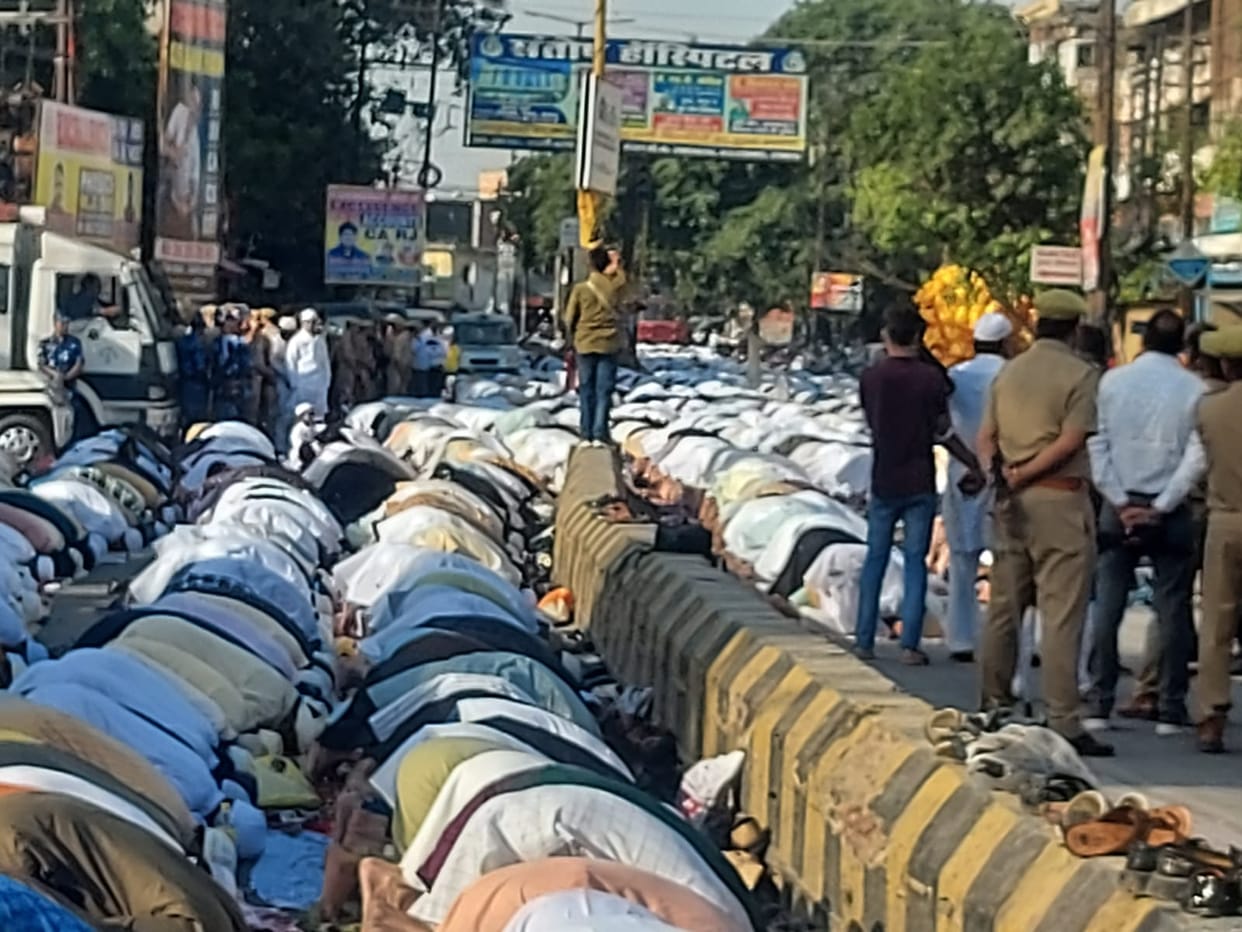 Baghpat: Case filed against nine, including Chhaprauli MLA, for offering Namaz and giving greetings on the roa