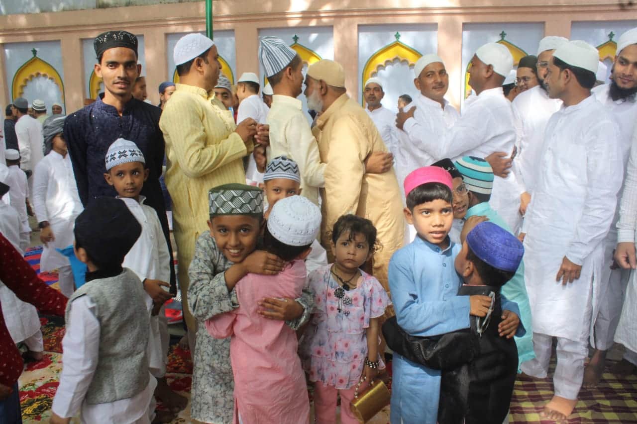 Pictures of Eid ul-Fitr 2023 Somewhere small children were seen hugging, somewhere having fun in the fa