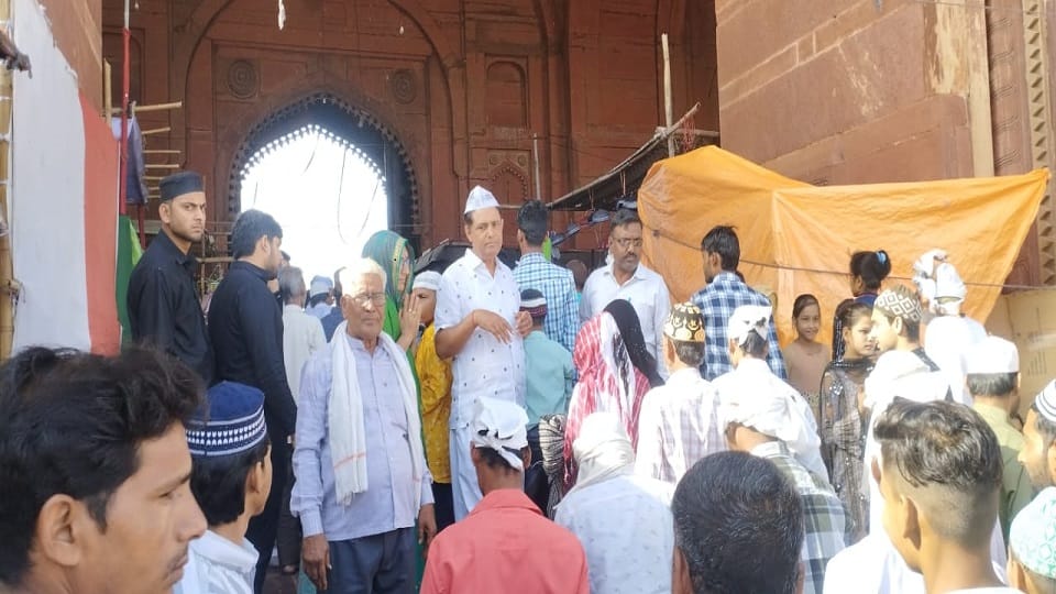 On occasion of Eid in Agra devotees offer prayers at Taj Mahal and Shahi Jama Masjid