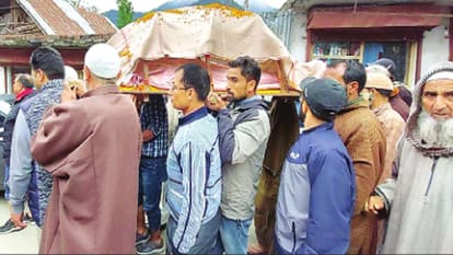 गांदरबल में कश्मीरी पंडित की अर्थी को कंधा देते मुस्लिम