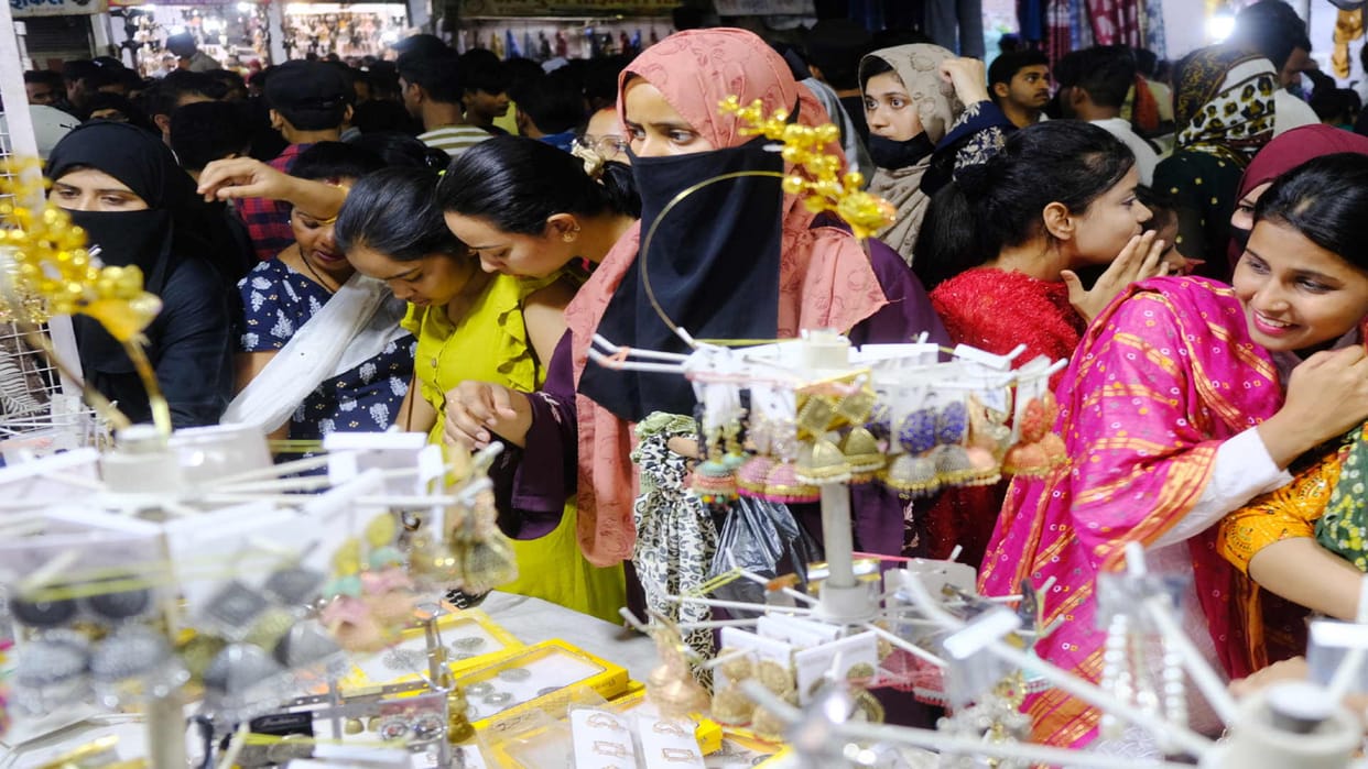 Prayers gathered in mosques on the last Friday of the month of Ramadan