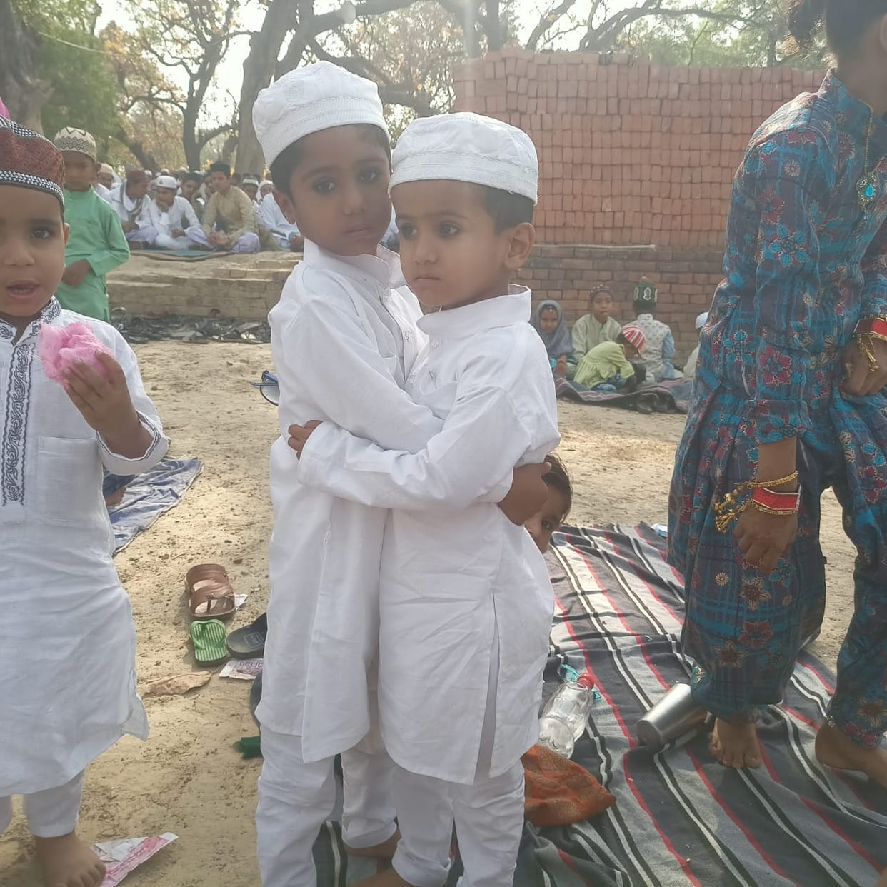Eid Mubarak: Congratulations given by hugging in Varanasi, tight security arrangements due to Eid prayers in m