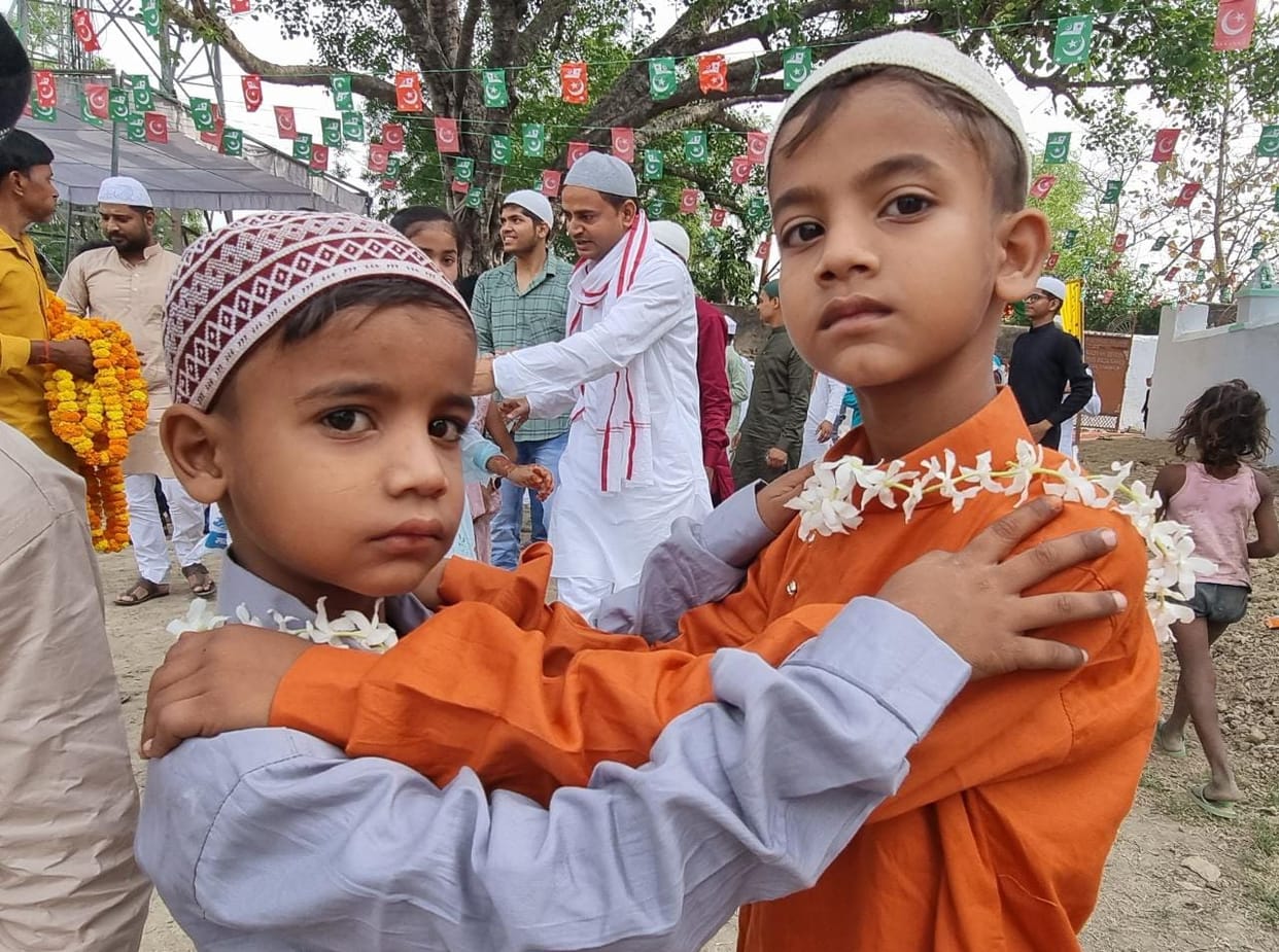 Eid Mubarak: Eid greetings were given by hugging each other, Namazis prayed for peace